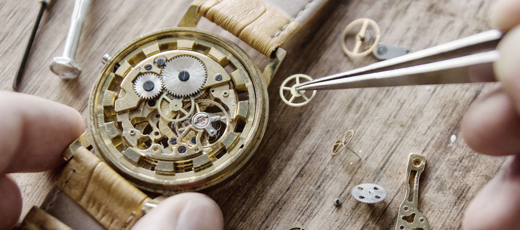 Свежие объявления часы. Механические часы. Мастерская часов. Швейцарские часы мастерская. Старые наручные часы.